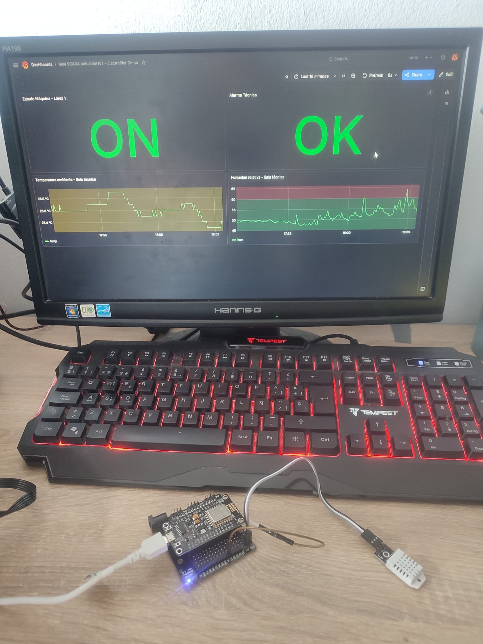 Sistema real Mini SCADA con ESP8266, DHT22 y dashboard Grafana